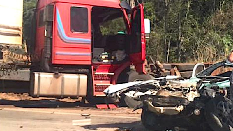 Mulher morre e 3 ficam feridos em colisão entre carretas e carro em Sorriso; 163 ficou interditada