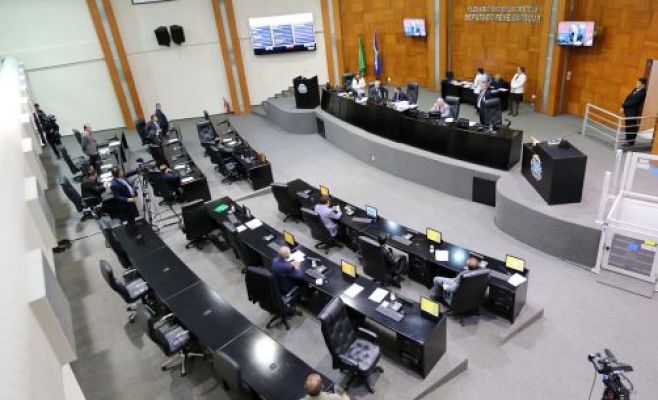 MT: AL derruba veto do governo e aulas presenciais só devem voltar quando 100% dos profissionais da educação estiverem vacinados