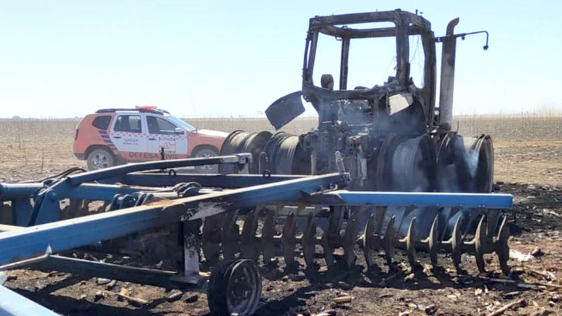 Queimada atinge lavoura de milho e destrói trator em fazenda em Sorriso