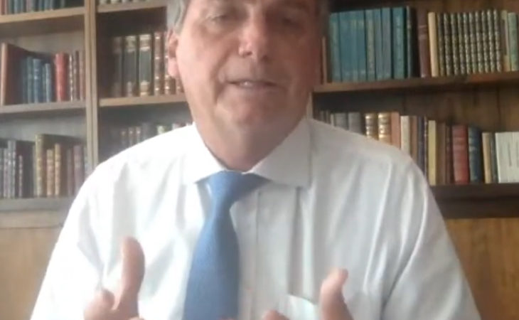 Tem gente que tomou CoronaVac e está morrendo porque acreditou em Doria, diz Bolsonaro