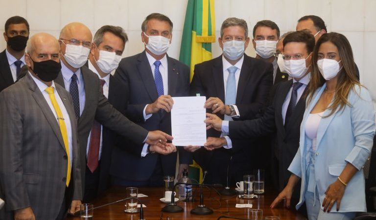 Bolsonaro entrega a Lira a MP que cria o Auxílio Brasil, em substituição ao Bolsa Família