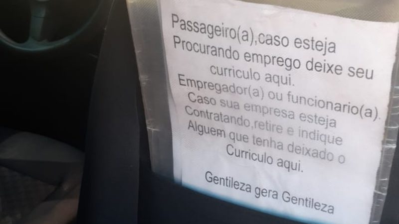 Motorista de aplicativo deixa espaço em carro para passageiros divulgarem currículo em MT e atitude viraliza nas redes sociais