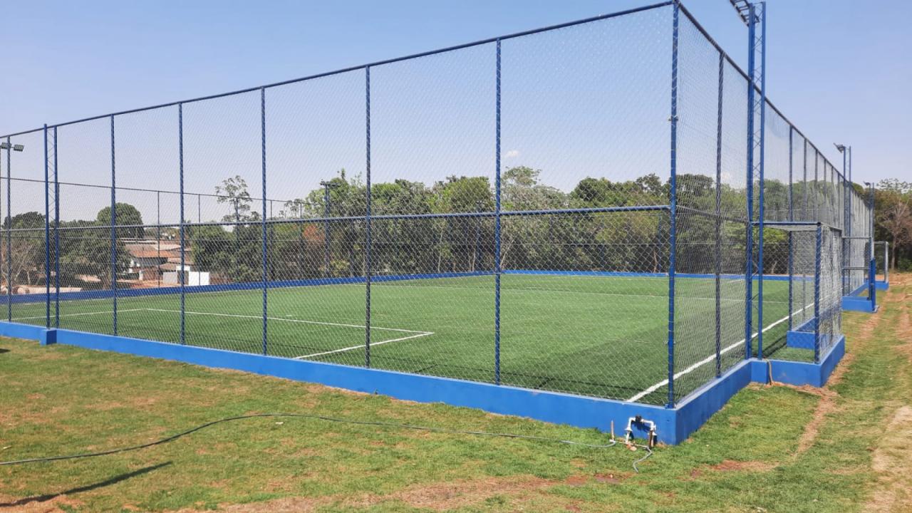 Prefeitura de Sorriso entrega mais dois campos de Futebol Society com gramado sintético