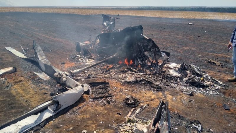 Helicóptero cai em fazenda, explode e piloto sobrevive em MT