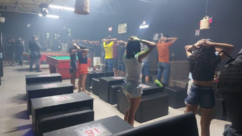 PM fecha bar com aglomeração, som alto e prende 24 pessoas