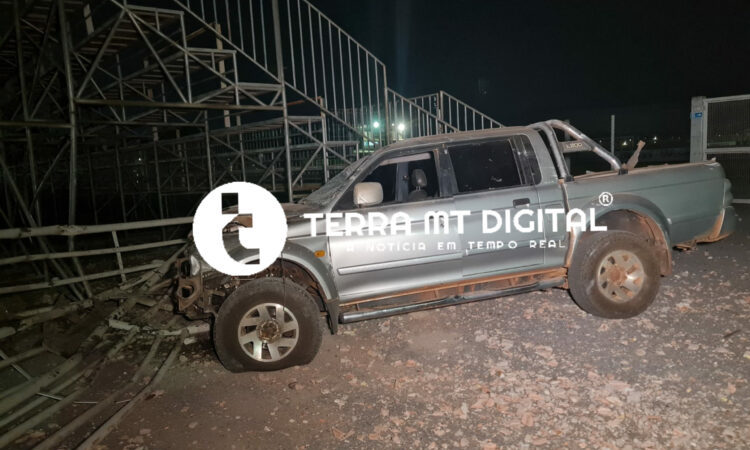 Condutor de camionete invade estádio em Lucas do Rio Verde