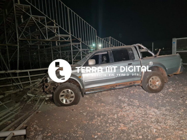 Condutor de camionete invade estádio em Lucas do Rio Verde