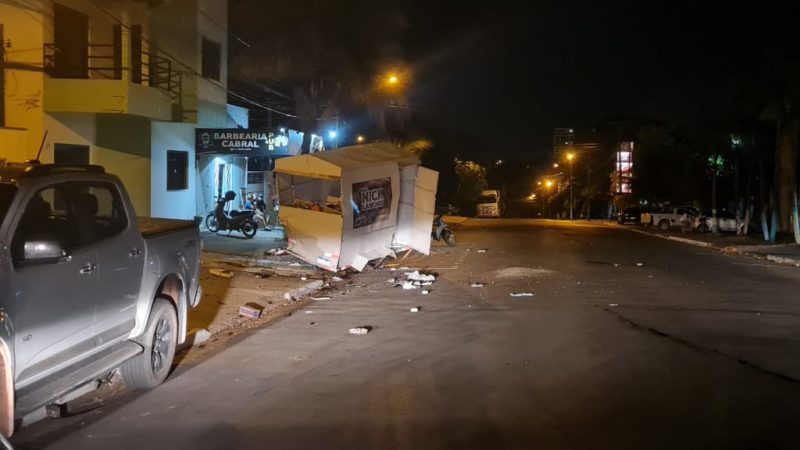 Sorriso: condutor de S10 embriagado colide em trailer de lanches que rodou em 180° graus