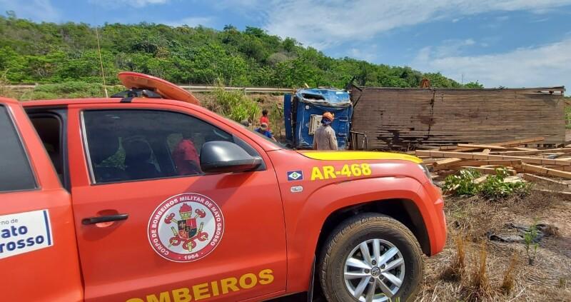 Morador de Sinop fica preso embaixo de Caminhão após capotamento na BR-163