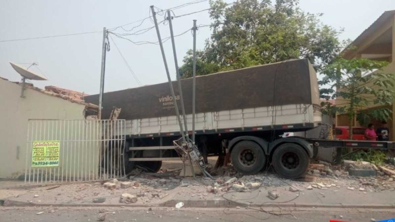 Carreta desgovernada invade e ‘derruba’ 3 casas; veja vídeo