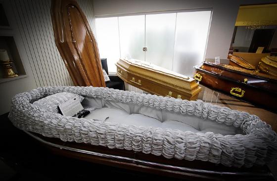 Funerária de Cuiabá exige que família pague R$ 18 mil para liberar corpo