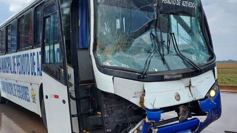 Sorriso: Ônibus de prefeitura que transportava atletas bate contra carreta na BR-163