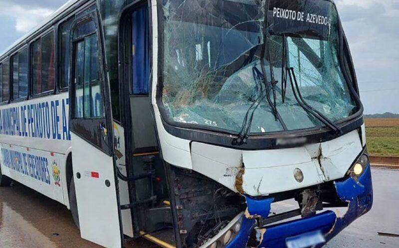 Sorriso: Ônibus de prefeitura que transportava atletas bate contra carreta na BR-163