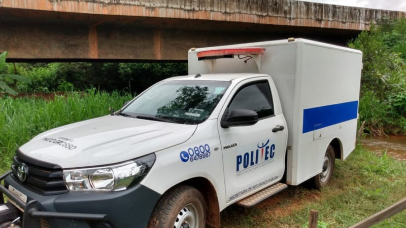 Menino de 2 anos liga carro do pai, atropela e mata prima de 3 em MT, diz PM