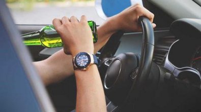 Bêbado bate em viatura e desce do carro com lata de cerveja na mão