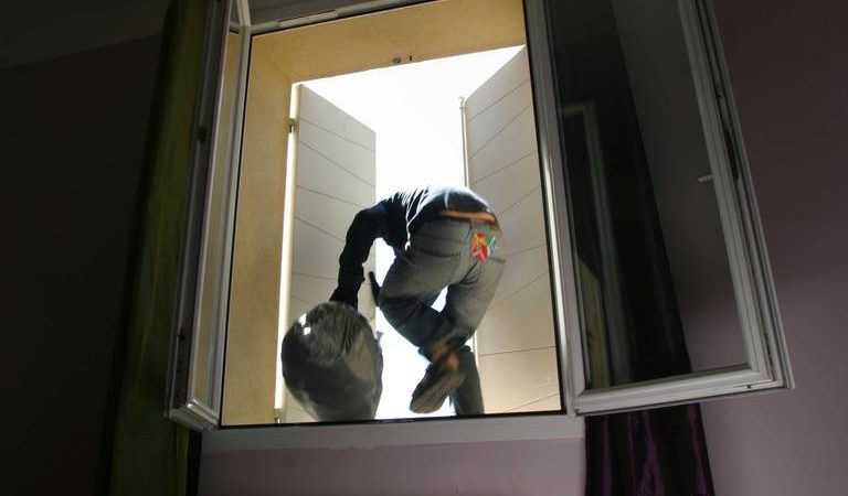 Sorriso: Bandidos invadem apartamento e fogem após mulher acorda