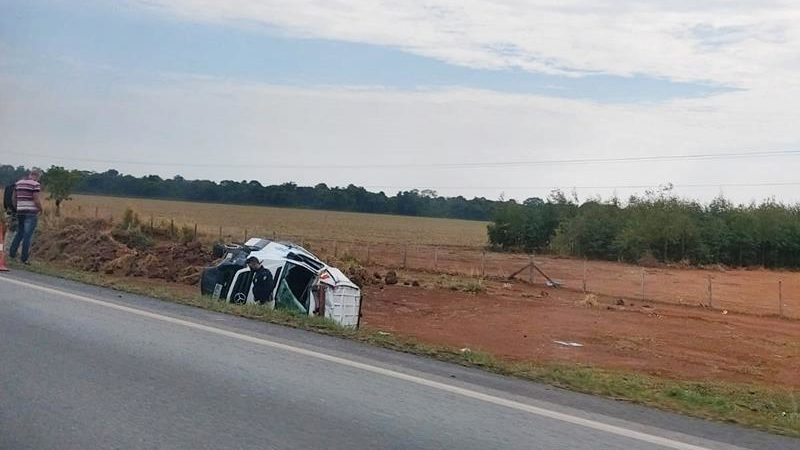 Enfermeira e paciente ficam feridos em capotamento de ambulância na BR-163