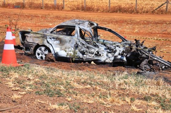 Corolla bate de frente com carreta e motorista morre carbonizado na BR-163
