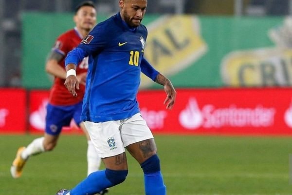 Após críticas, Neymar nega estar fora de forma: ’No próximo jogo peço camisa M’