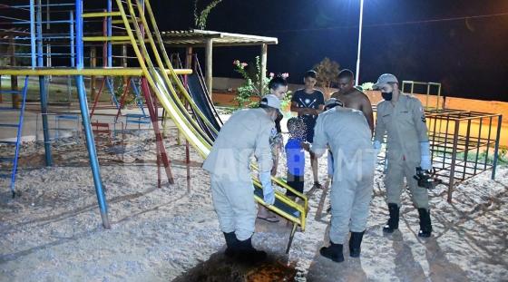 Garoto prende braço em escorregador de praça; família chama bombeiros