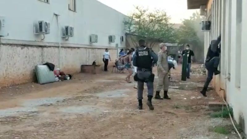 Pacientes em tratamento contra Covid-19 são resgatados pela janela após hospital pegar fogo; veja vídeos