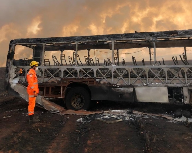 Trabalhador morre e outros ficam feridos após incêndio em canavial atingir ônibus