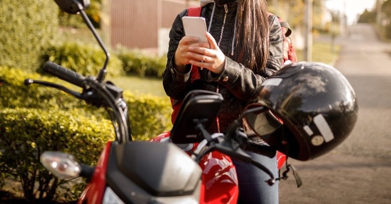 Homem de moto da tapas em nádegas de jovem que estava em rua em Lucas do rio verde