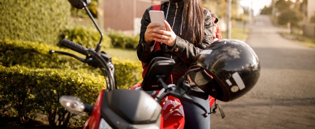 Homem de moto da tapas em nádegas de jovem que estava em rua em Lucas do rio verde
