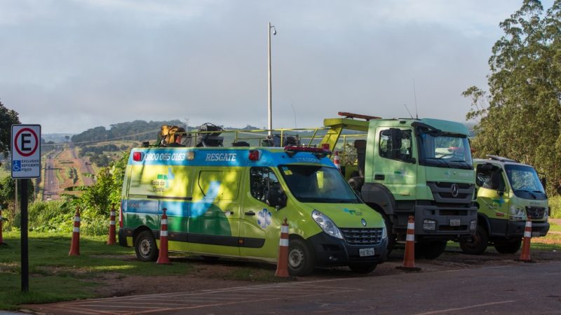 Quatro pessoas ficam feridas em acidente entre carro e duas carretas na BR-163