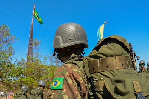 Sargento e soldado do Exército agridem e xingam PMs
