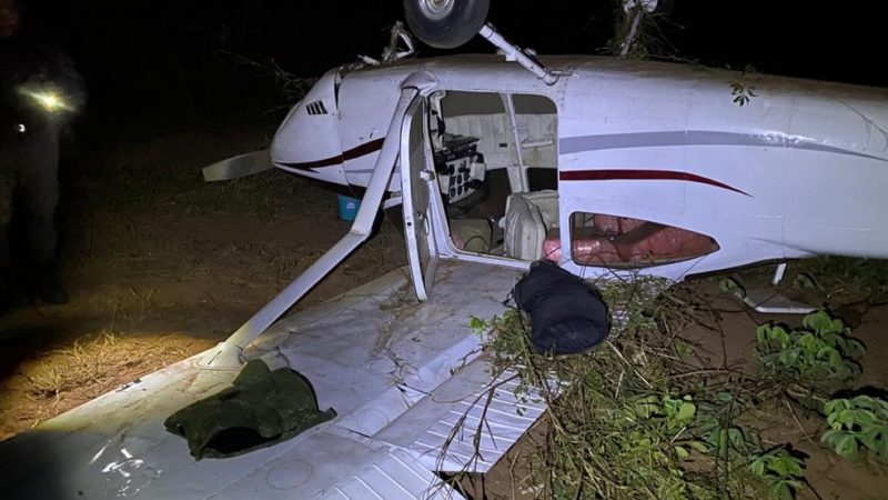 Avião com quase 300 kg de cocaína que saiu da Bolívia cai em MT e piloto é preso