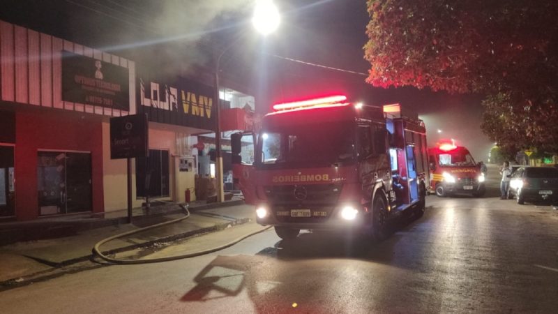 Sorriso: Loja de confecções pega fogo e proprietária consegue se salvar após pular muro do fundo do estabelecimento