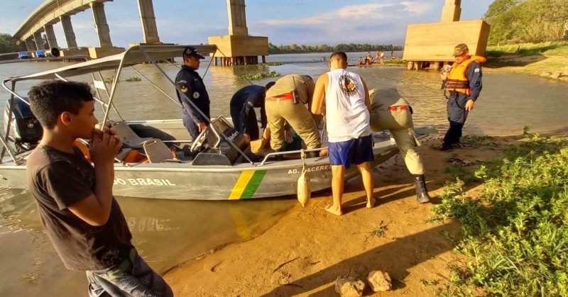 Mulher é resgatada após despencar de ponte em Rio