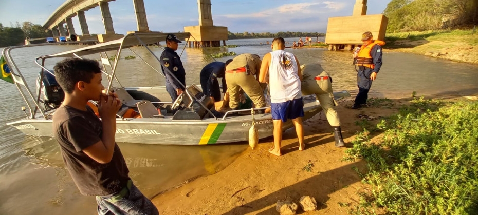 Mulher é resgatada após despencar de ponte em Rio