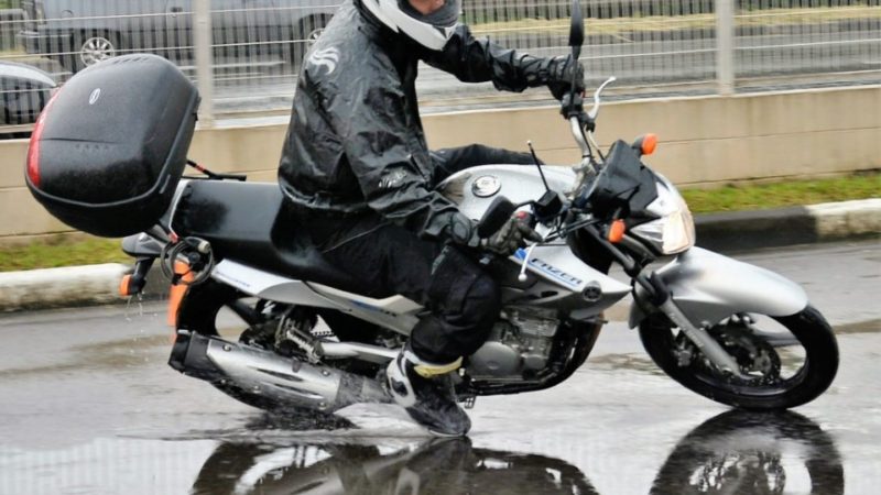 Mistura de água da chuva com sujeira na pista provoca queda de motociclistas
