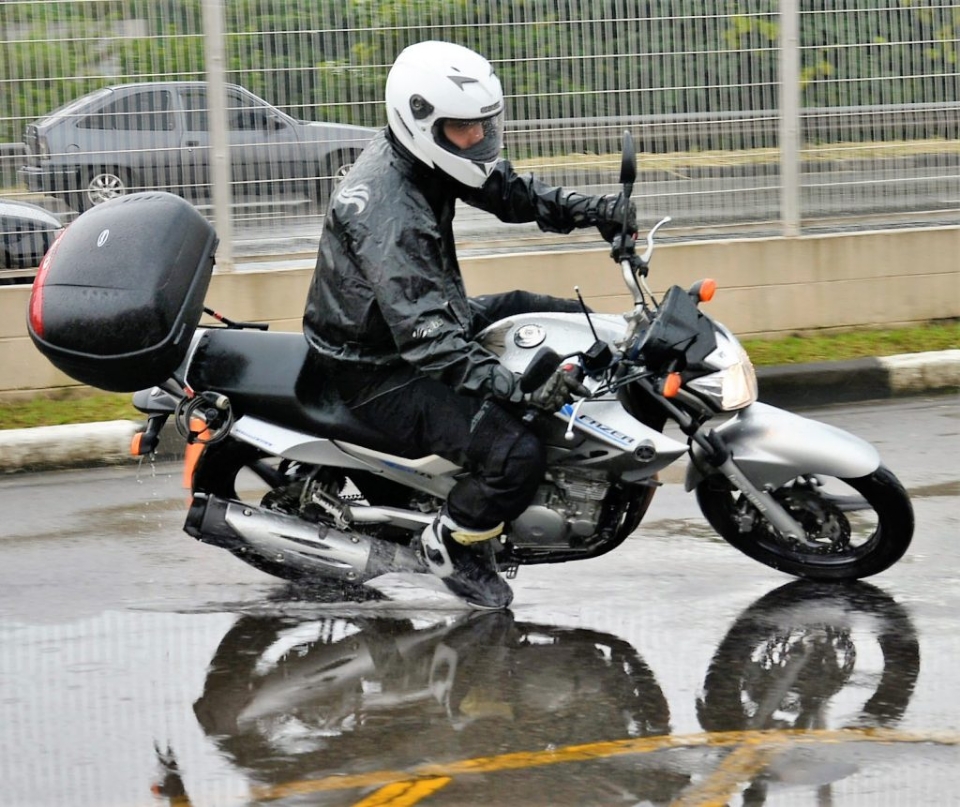 Mistura de água da chuva com sujeira na pista provoca queda de motociclistas