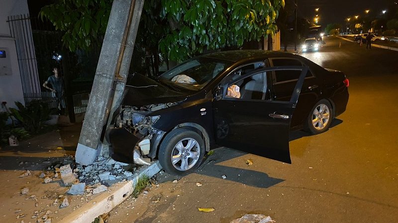 Sorriso: Condutor perde controle de veículo e colide contra poste no Jardim Amazonia