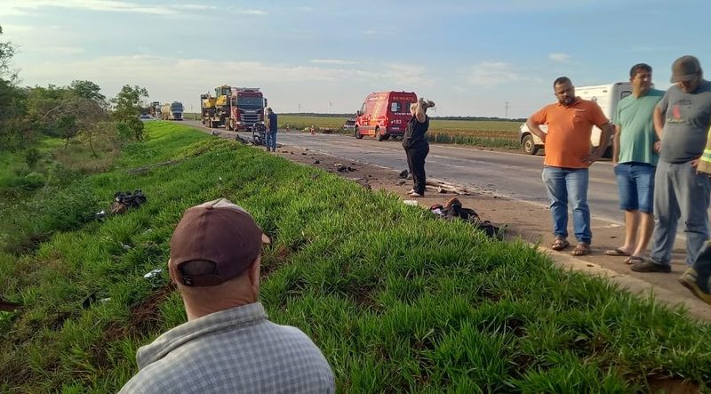 Pelo menos 13 pessoas morrem em acidente entre SW4 e van que transportava pacientes em MT