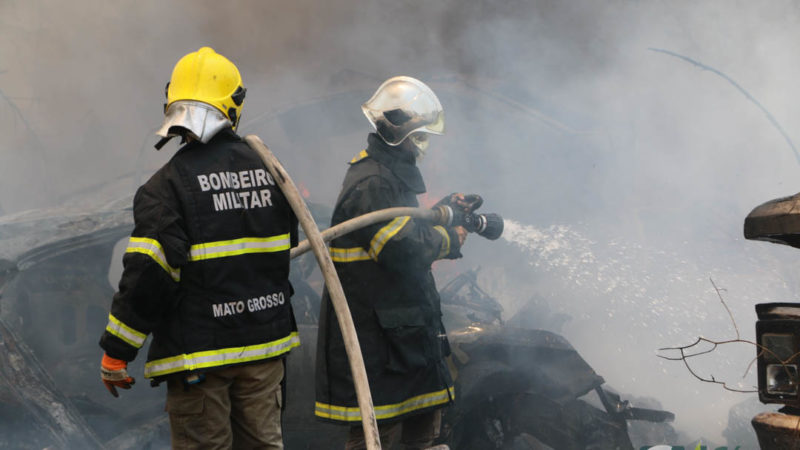 Incêndio destrói 10 carros em pátio de empresa de guinchos