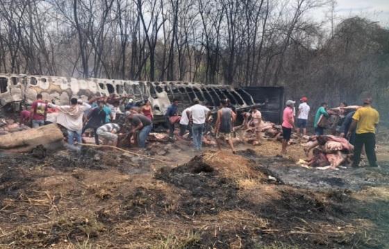 Caminhão ‘de carne’ é fechado por carreta, tomba e carga é saqueada