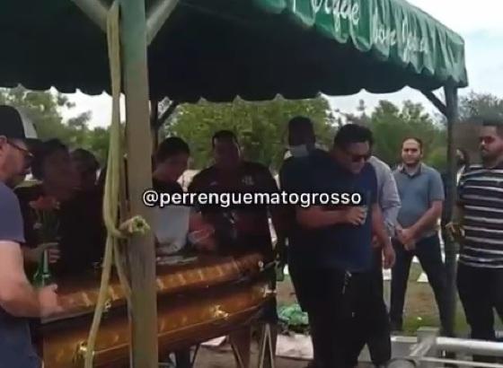 Amigos atendem pedido e sepultam motorista ao som de “Coração Cachorro” e 360 garrafa de cerveja; VEJA O VÍDEO