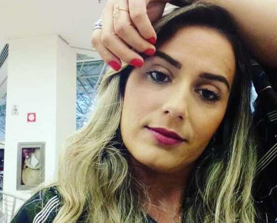 Jornalista que jogou cerveja em PMs é servidora de prefeitura em MT
