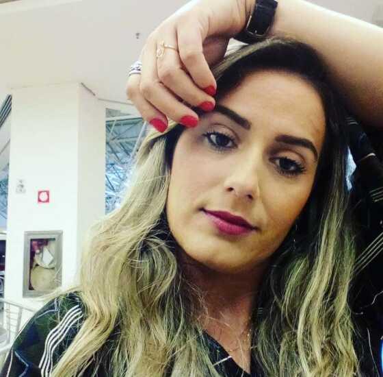 Jornalista que jogou cerveja em PMs é servidora de prefeitura em MT