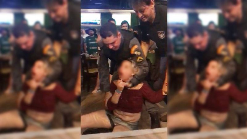 Mulher joga garrafa, xinga PMs de merda e ameaça; “Meu pai é da Federal e vocês vão ver”. VEJA O VÍDEO