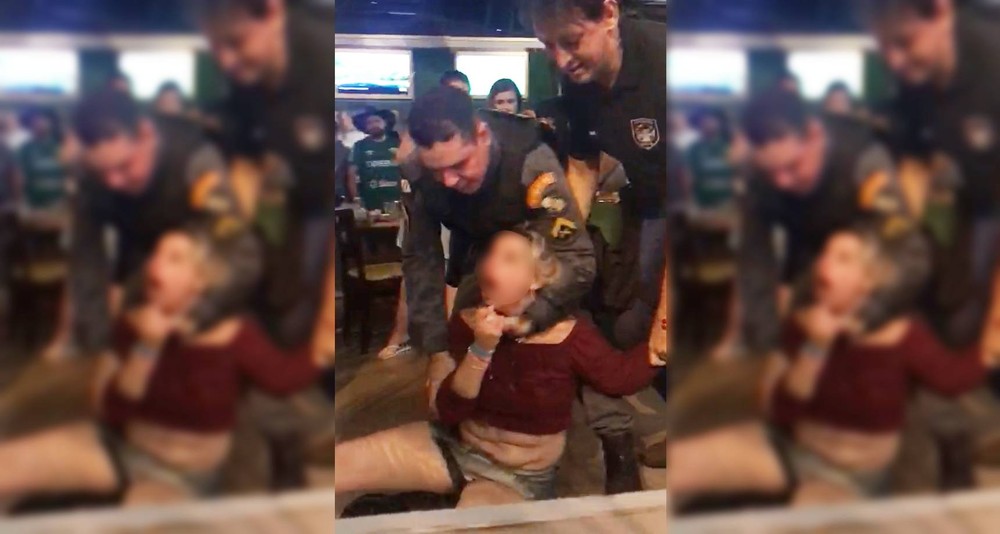 Mulher joga garrafa, xinga PMs de merda e ameaça; “Meu pai é da Federal e vocês vão ver”. VEJA O VÍDEO