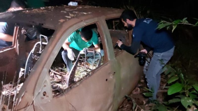 Ossada humana é encontrada em Hilux incendiada na mata