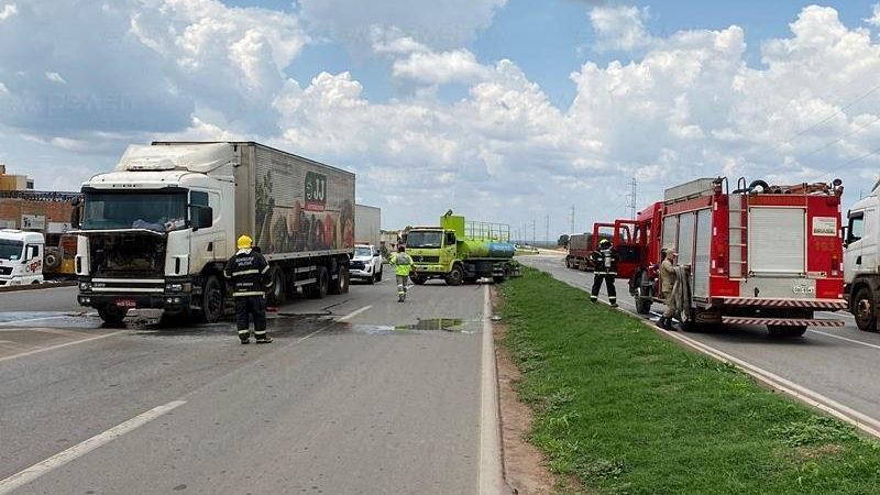 Incêndio em carreta mobiliza Corpo de Bombeiros na BR-163 em Nova Mutum