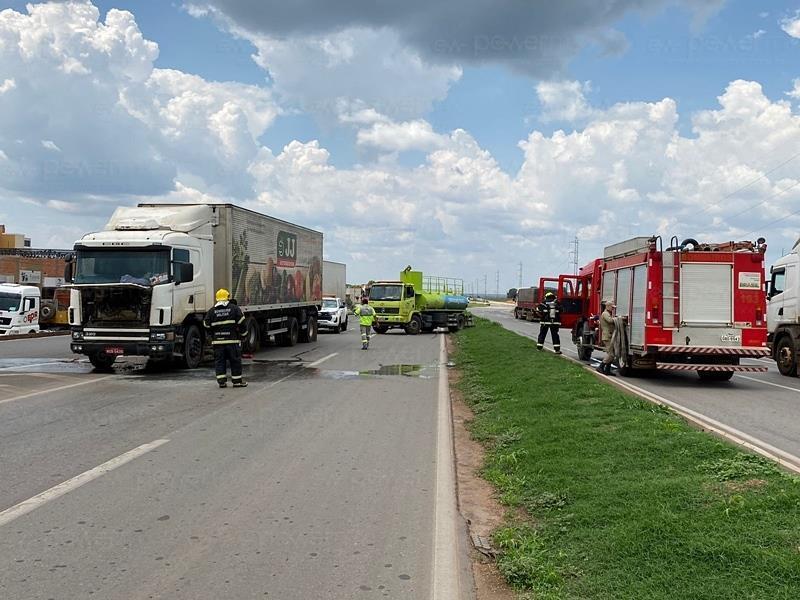 Incêndio em carreta mobiliza Corpo de Bombeiros na BR-163 em Nova Mutum