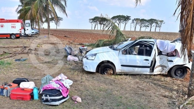 Carro sai da pista, bate em coqueiro e capota; mulher morre