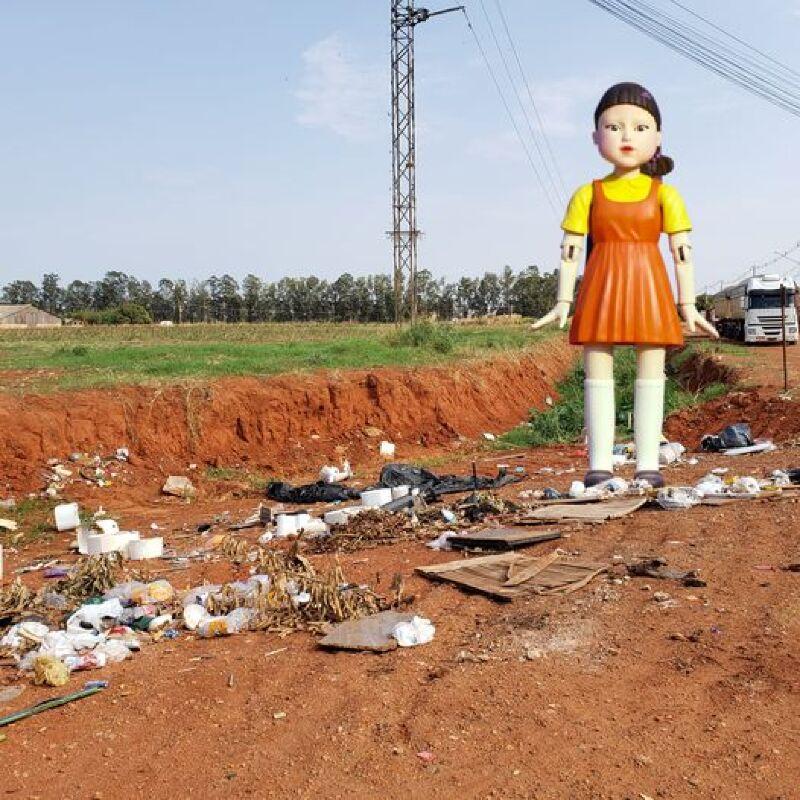 Prefeitura em  usa boneca “batatinha 1-2-3” para chamar atenção de moradores que joga lixo